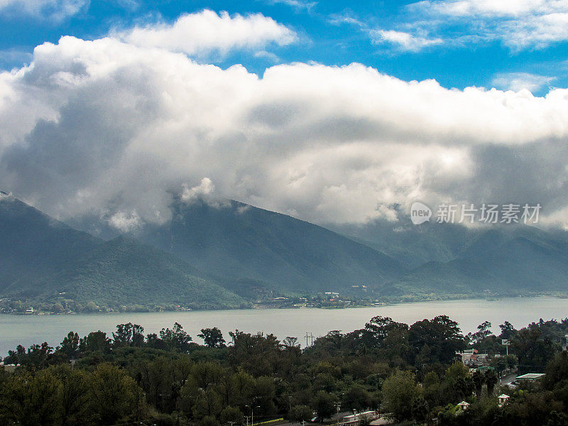 拉博卡大坝(“Presa de La Boca”)位于圣地亚哥镇，距蒙特雷32公里